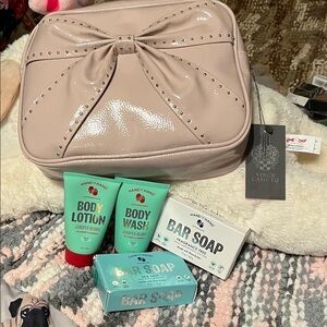 NWT Vince Camuto Pale Pink Shiny Bow Cosmetic Pouch comes with Hand in Hand 4pcs